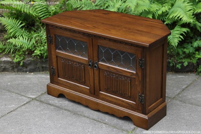 Image 20 of AN OLD CHARM JAYCEE LIGHT OAK TV STAND TABLE CORNER CABINET