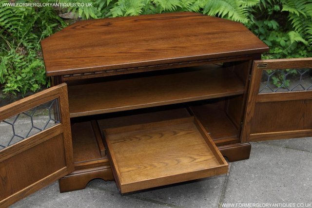 Image 21 of AN OLD CHARM JAYCEE LIGHT OAK TV STAND TABLE CORNER CABINET