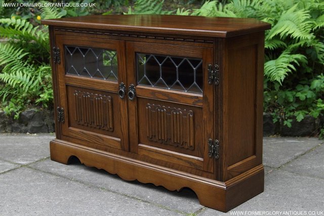 Image 26 of AN OLD CHARM JAYCEE LIGHT OAK TV STAND TABLE CORNER CABINET