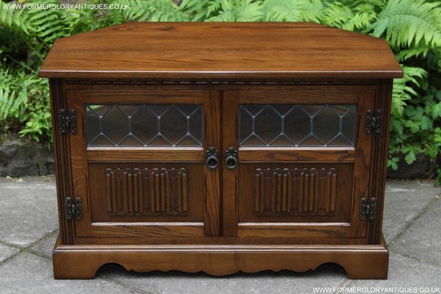 Image 37 of AN OLD CHARM JAYCEE LIGHT OAK TV STAND TABLE CORNER CABINET