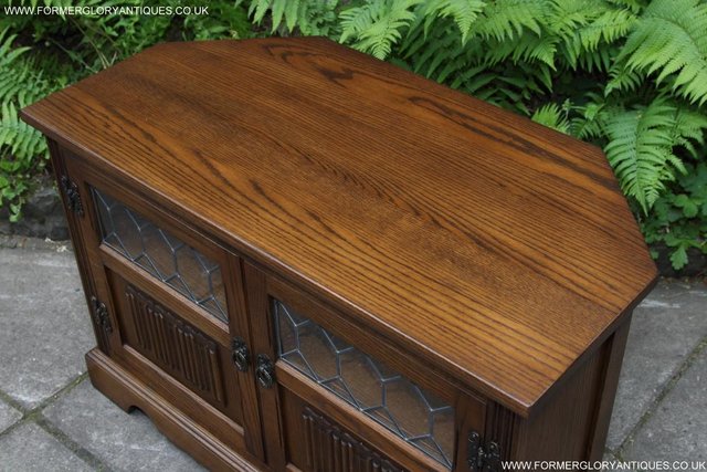 Image 44 of AN OLD CHARM JAYCEE LIGHT OAK TV STAND TABLE CORNER CABINET