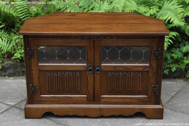 Image 51 of AN OLD CHARM JAYCEE LIGHT OAK TV STAND TABLE CORNER CABINET
