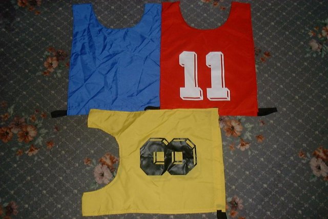 Preview of the first image of football bibs (15-18 yrs).