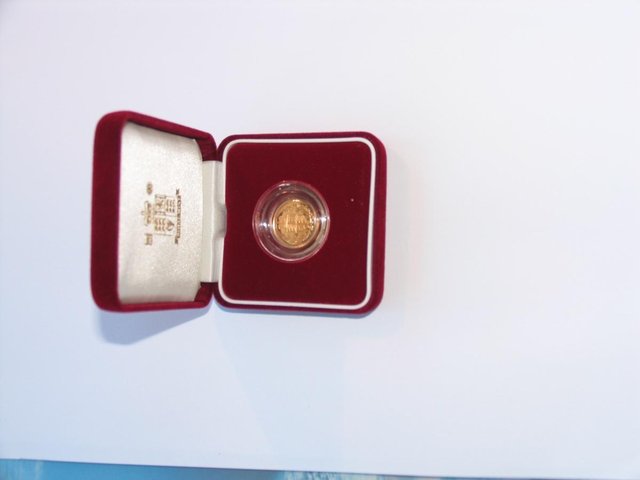 Preview of the first image of 2002 gold proof half sovereign.