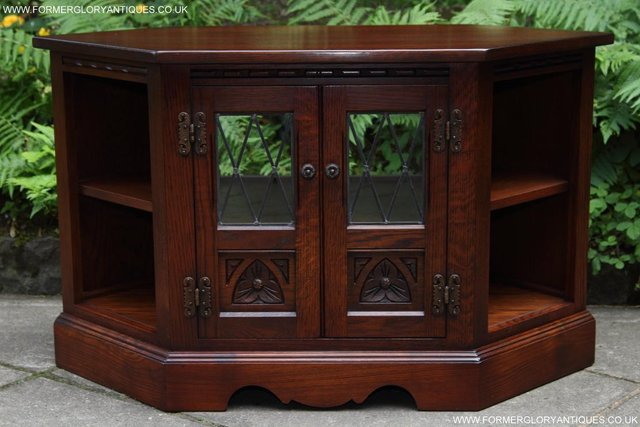 Preview of the first image of OLD CHARM TUDOR OAK CORNER DVD CD TV STAND TABLE CABINET.
