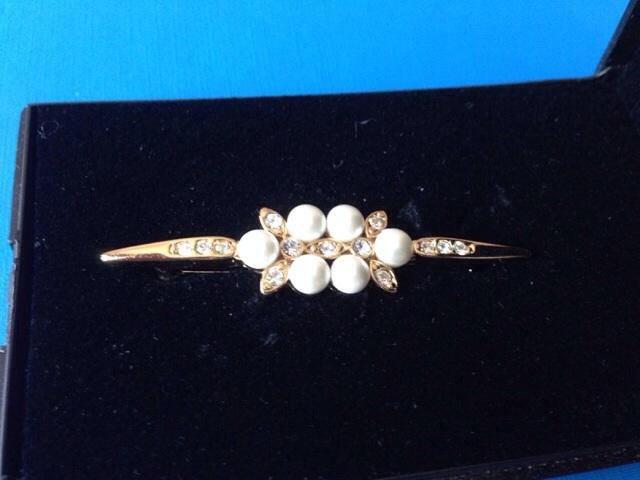Preview of the first image of New gold plated brooch with pearls.