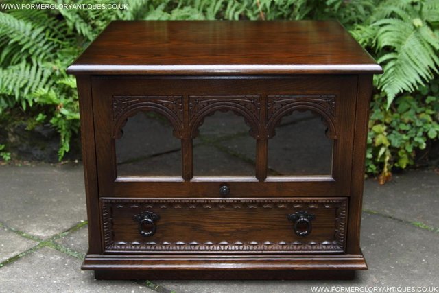 Preview of the first image of AN OLDE COURT CHARM OAK TV HI FI DVD CD STAND CABINET TABLE.