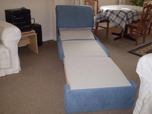 Preview of the first image of PULL-OUT SINGLE BED - BLUE VELOUR.