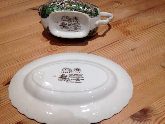 Image 3 of Vintage gravy boat and saucer