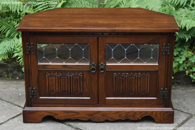 Preview of the first image of OLD CHARM LIGHT OAK CORNER HI FI CD TV STAND TABLE CABINET.