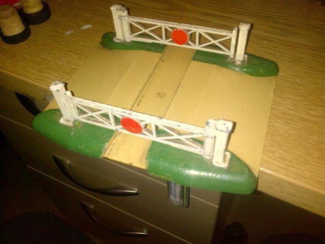 Preview of the first image of Hornby-Dublo Single Track Railway Crossing.