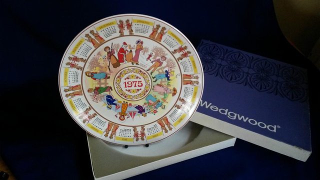 Preview of the first image of Wedgwood Queen’s Ware 1975 Calendar Plate 'Children's Games'.