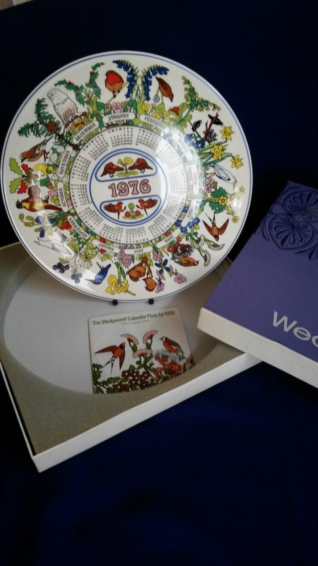 Preview of the first image of Wedgwood Queen’s Ware China 1976 Calendar Plate 'Robin'.