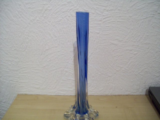Preview of the first image of glass vase.