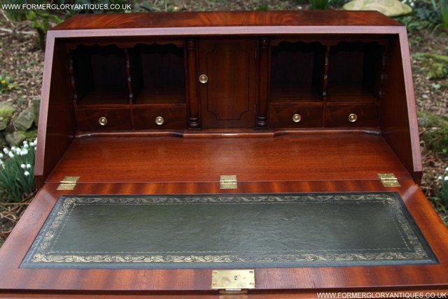 Image 6 of A BEVAN FUNNELL MAHOGANY BUREAU WRITING TABLE LAPTOP DESK