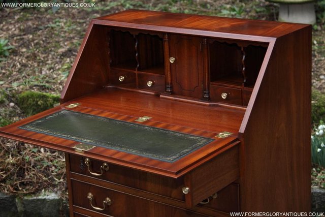 Image 28 of A BEVAN FUNNELL MAHOGANY BUREAU WRITING TABLE LAPTOP DESK