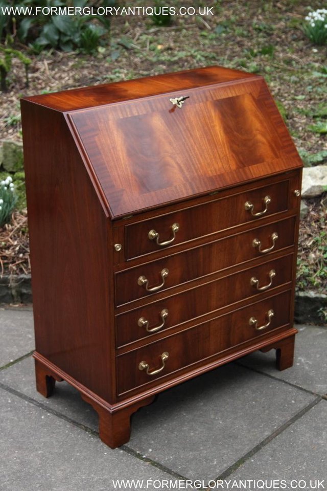 Image 30 of A BEVAN FUNNELL MAHOGANY BUREAU WRITING TABLE LAPTOP DESK
