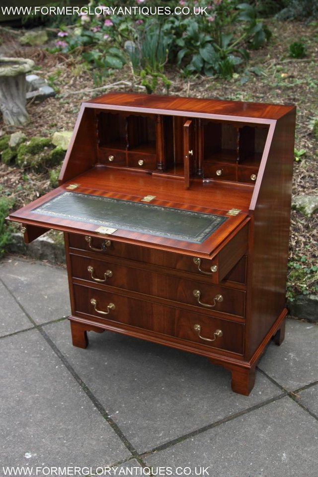 Image 34 of A BEVAN FUNNELL MAHOGANY BUREAU WRITING TABLE LAPTOP DESK