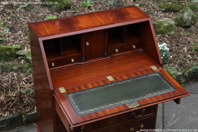 Image 44 of A BEVAN FUNNELL MAHOGANY BUREAU WRITING TABLE LAPTOP DESK