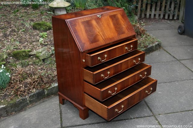 Image 47 of A BEVAN FUNNELL MAHOGANY BUREAU WRITING TABLE LAPTOP DESK