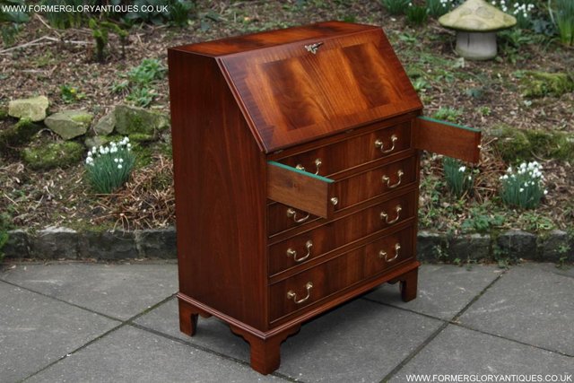Image 59 of A BEVAN FUNNELL MAHOGANY BUREAU WRITING TABLE LAPTOP DESK