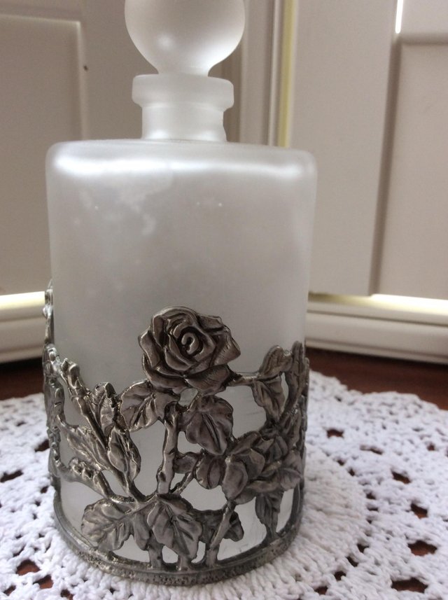 Image 2 of Opaque glass perfume bottle with metal flowers
