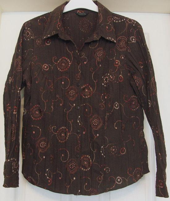 Preview of the first image of PRETTY LADIES BROWN PATTERNED CRINKLE LOOK BLOUSE - SZ 18.