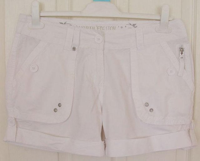 Preview of the first image of GORGEOUS LADIES WHITE SHORTS BY INTERNACIONALE - SZ 12.