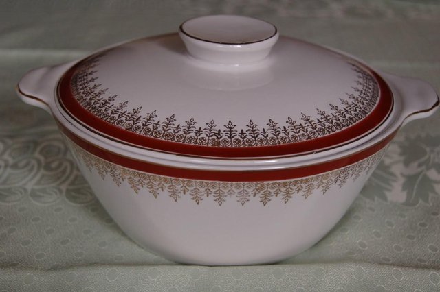 Preview of the first image of Alfred Meakin 'Royalty' Veg Dish & Lid in Perfect Condition.