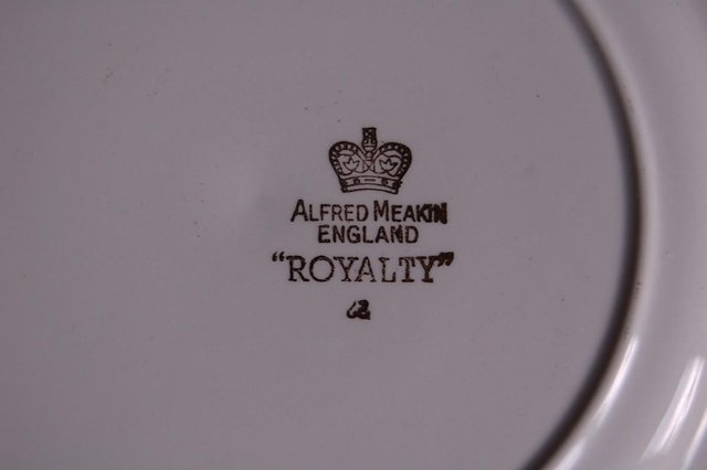 Image 3 of Alfred Meakin 'Royalty' Veg Dish & Lid in Perfect Condition