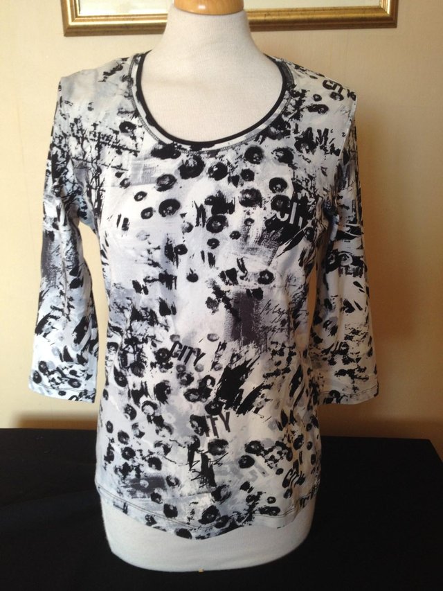 Preview of the first image of Betty Barclay black & white top 12-14.