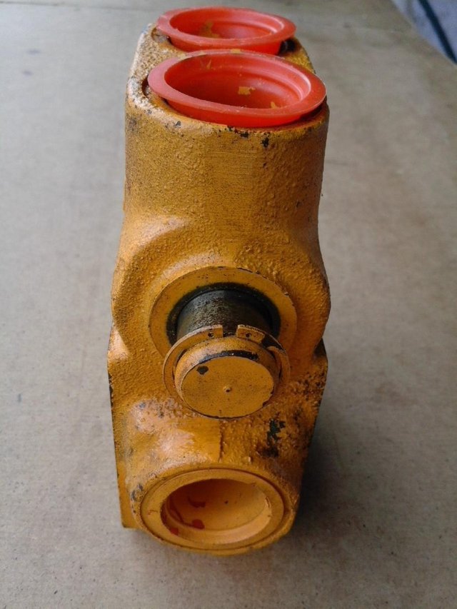 Preview of the first image of Massey Ferguson Hydraulic Valve.