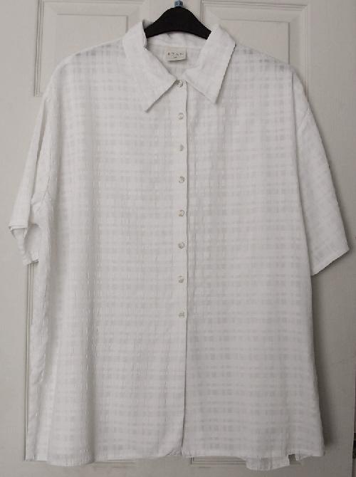 Preview of the first image of Ladies White Short Sleeve Blouse By Etam - Sz 26   B6.