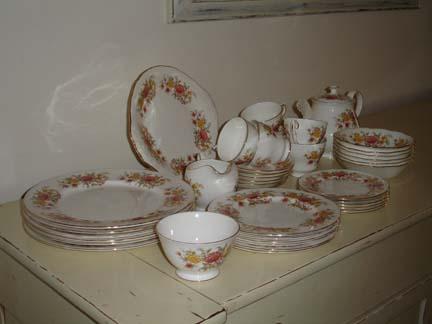 Preview of the first image of Dinner Service Colclough 'Amanda'.