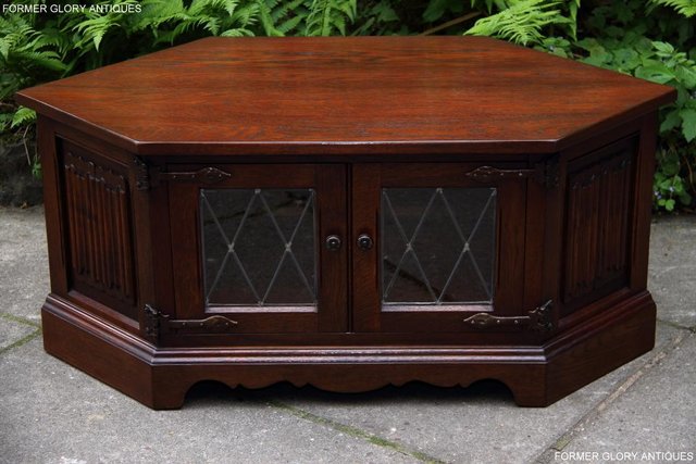 Preview of the first image of OLD CHARM TUDOR OAK TV HI FI DVD CD STAND TABLE CABINET UNIT.
