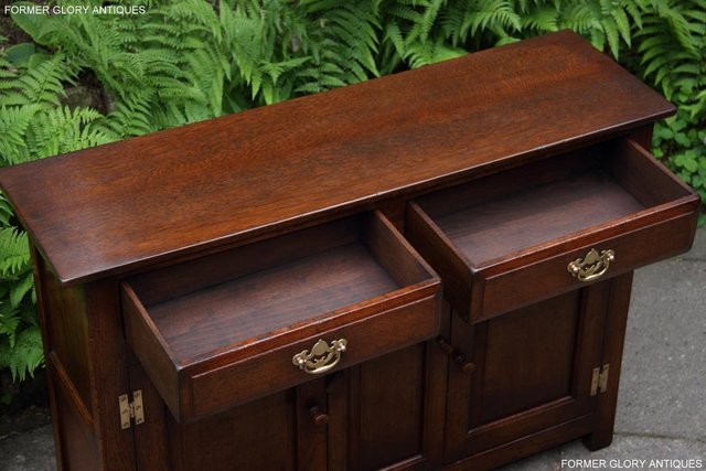 Image 35 of A TITCHMARSH & GOODWIN OAK DRESSER BASE SIDEBOARD HALL TABLE
