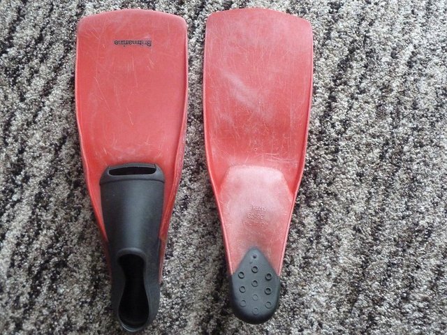 Preview of the first image of Pair vintage Britmarine flippers 38-39.