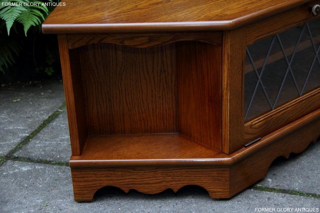Image 31 of OLD CHARM STYLE OAK CORNER TV HI FI DVD CABINET TABLE STAND