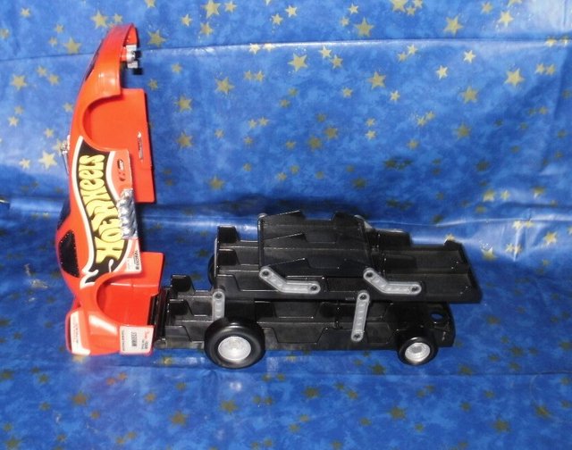 Image 2 of Hot wheels carry storage for 14 cars shaped as a car