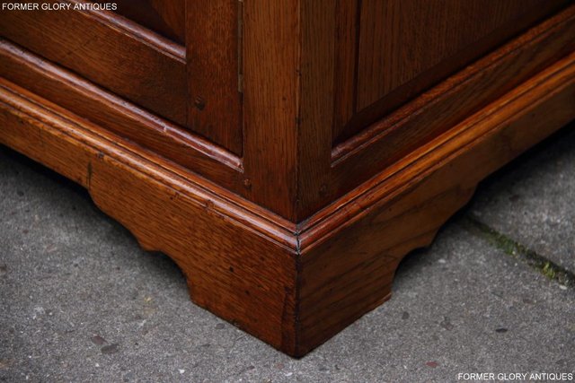 Image 43 of A TITCHMARSH GOODWIN STYLE OAK DRESSER BASE SIDEBOARD TABLE