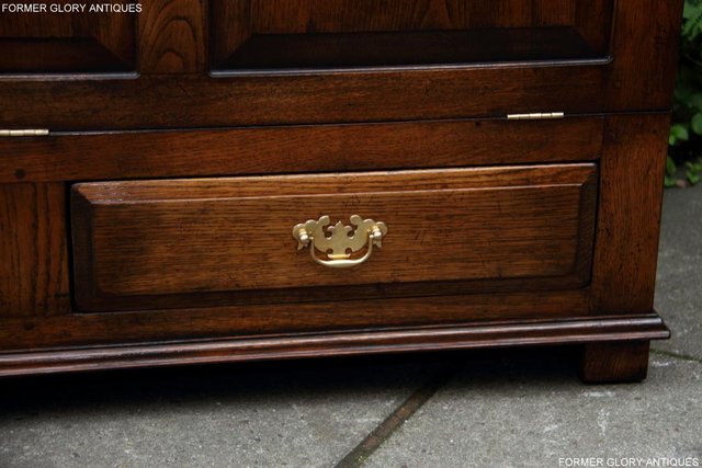Image 23 of TITCHMARSH GOODWIN STYLE OAK BLANKET DOWER CHEST TV STAND