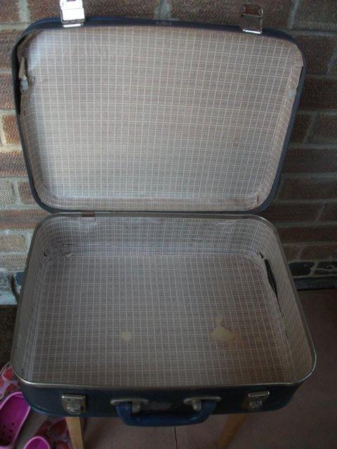 Image 2 of SMALL VINTAGE SUITCASE