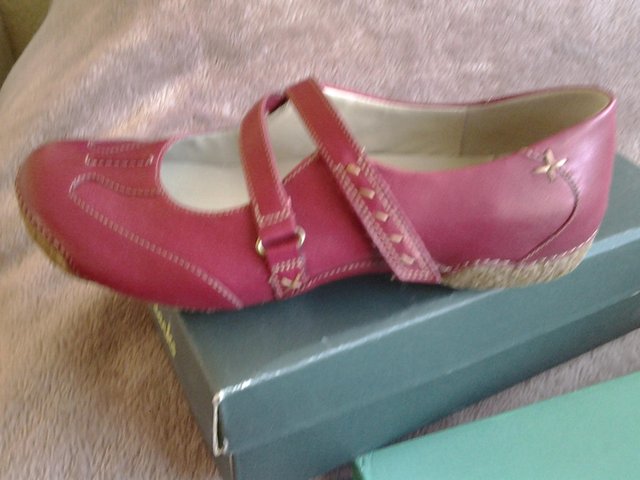 Image 3 of Clarks Funky Chime Cherry leather Size 6.5 Velcro fastening