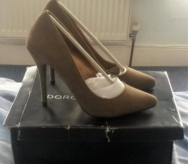 Preview of the first image of Dorothy Perkins suede khakhi high heels size 5.