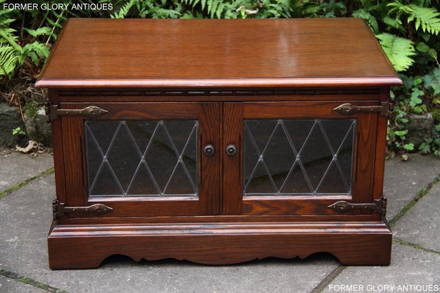 Preview of the first image of OLD CHARM TUDOR BROWN TV HI FI CABINET CUPBOARD STAND TABLE.