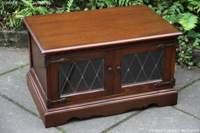 Image 3 of OLD CHARM TUDOR BROWN TV HI FI CABINET CUPBOARD STAND TABLE