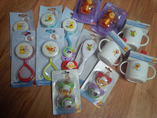 Preview of the first image of DISNEY Pooh & Tigger SEVENTEEN piece baby set BRAND NEW.