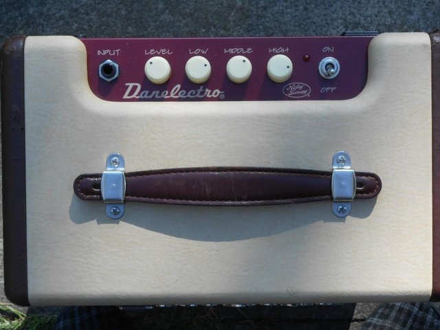 Preview of the first image of Danelectro nifty seventy bass amp.