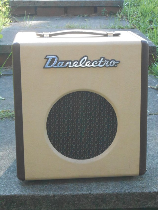 Image 2 of Danelectro nifty seventy bass amp