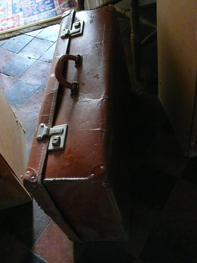 Image 3 of Antique suitcase - rugged look